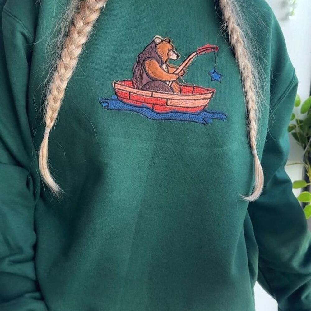 NWT forest green patchwork fishing bear embroidered women’s crewneck sweatshirt